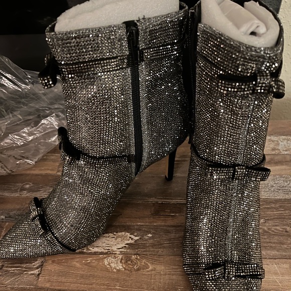 Shoes - Picture 5 of 6